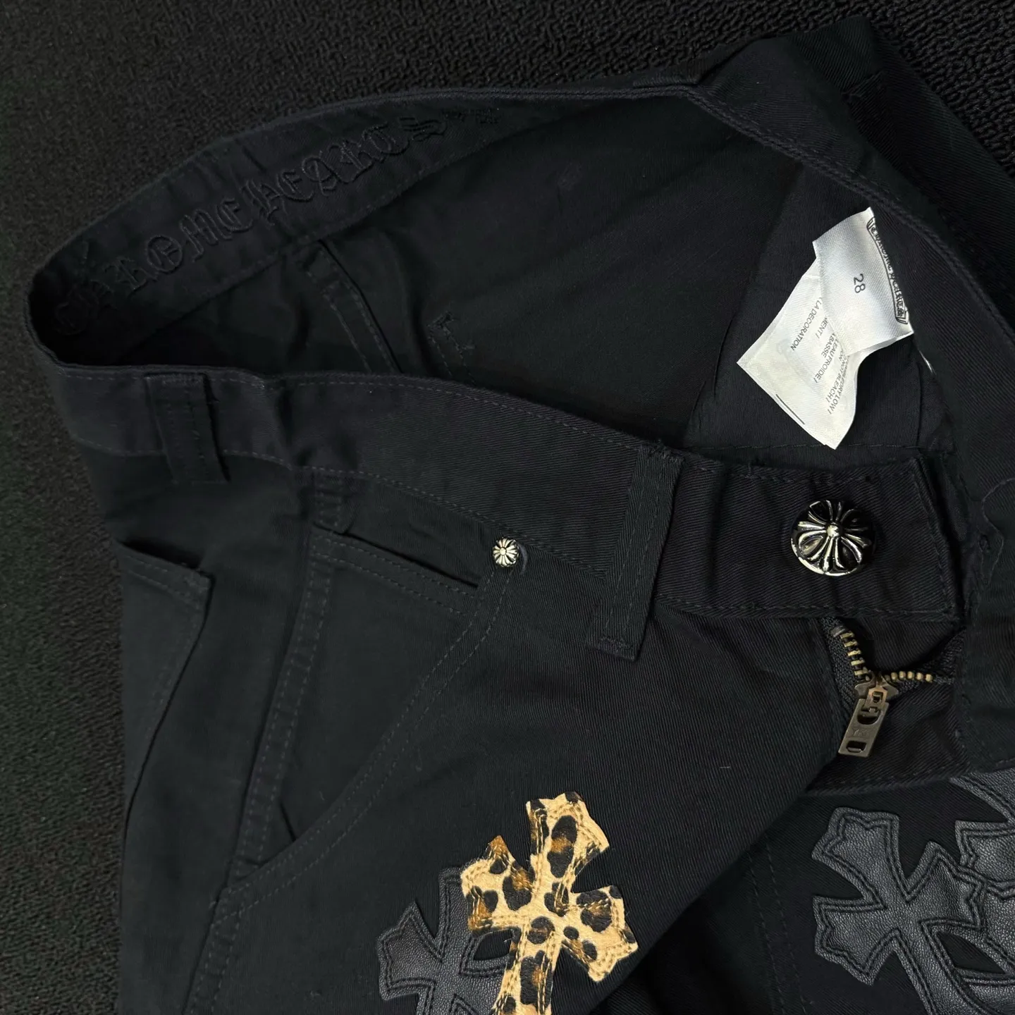 P280 Style number: D363 Chrome Hearts Chrome Hearts straight-cut logging overalls Color #Black Size #S-Xxl (28 30 32 34 36) 28 Waist 74 Hip 102 Length 101 30 Waist 78 Hip 106 Length 102 32 Waist 82 Hip 110 Length 103 34 Waist 86 Hips 114 Pants Length 104 36 Waist 90 Hips 118 Pants Length 106 Heavy canvas material This pants type was first created by Carhartt. With the development of the times, it has been reinterpreted by many brands. This Crow Heart logging overalls are based on the Carhartt pants with some improvements and added elements‼ ️